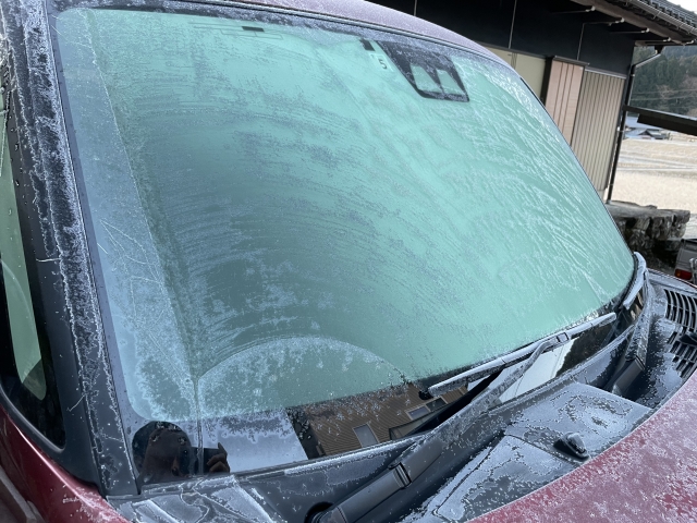 凍ったフロントガラス